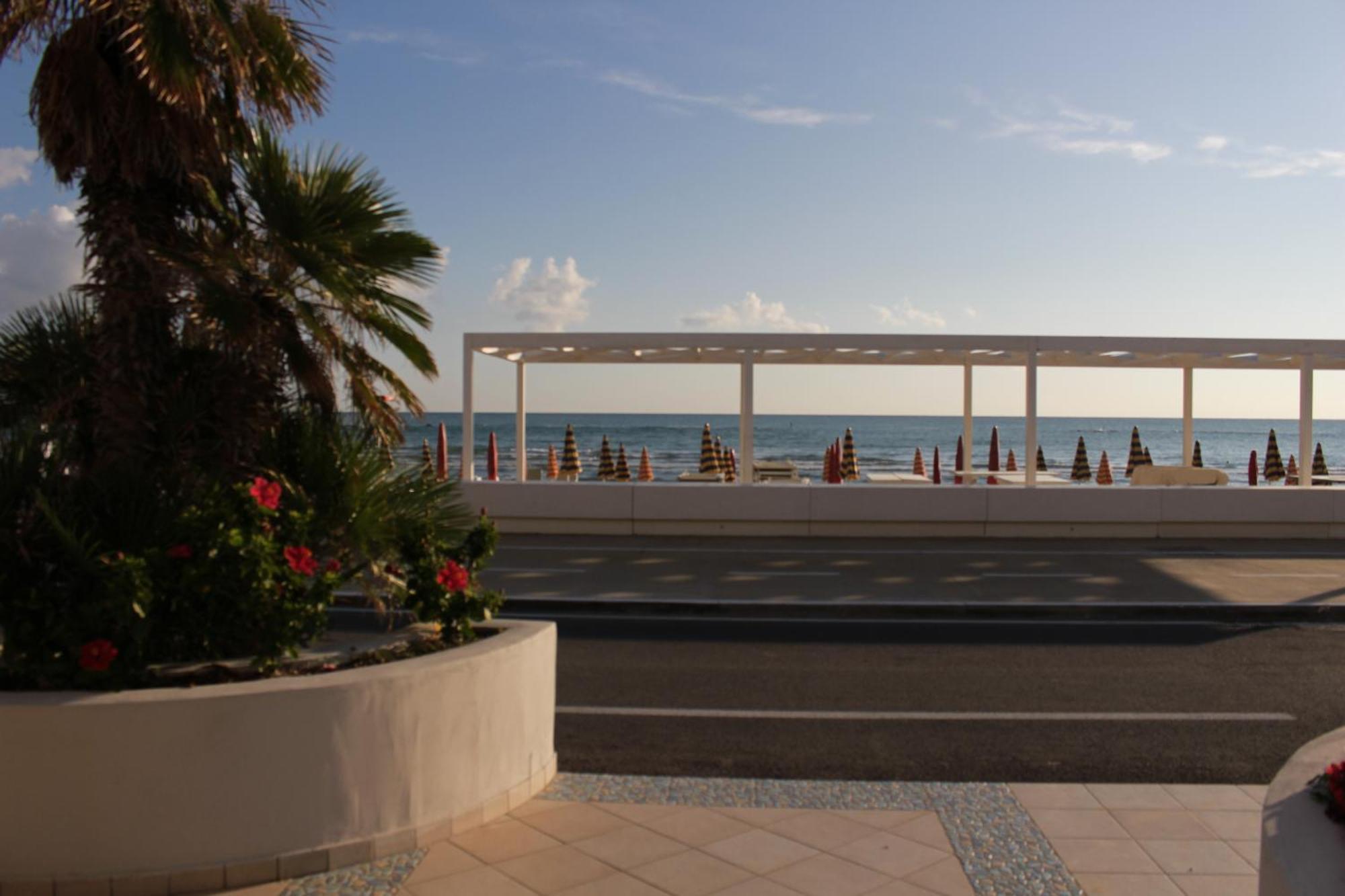Hotel Caravel Marotta Exterior photo